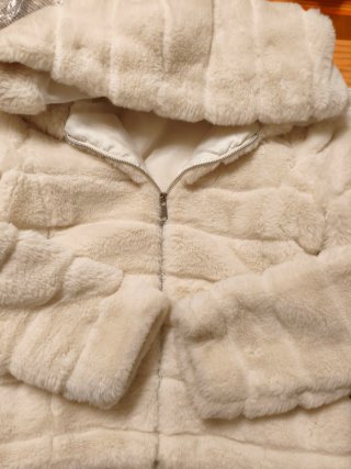 Chaqueta de pelo beige y blanca