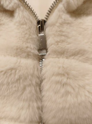 Chaqueta de pelo beige y blanca