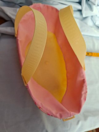 Capazo para muñecas rosa con asas