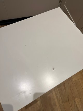 Mesa baja con ruedas.