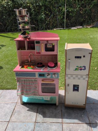 Cocina de juguete rosa con nevera y accesorios