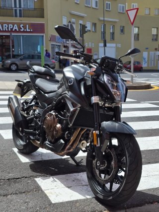 Voge 625R Naked Negra y Dorada