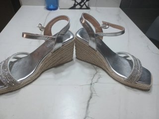 Sandalias cuña plateadas con pedrería