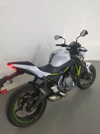 Kawasaki Z650 Naked Blanca y Verde