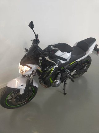 Kawasaki Z650 Naked Blanca y Verde