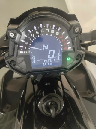 Kawasaki Z650 Naked Blanca y Verde
