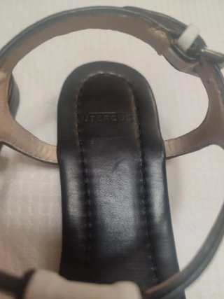 Sandalias Uterqüe negras y blancas con pedrería