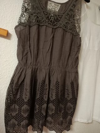 Blusas blancas y marrones