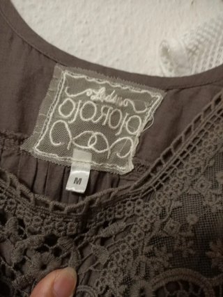 Blusas blancas y marrones
