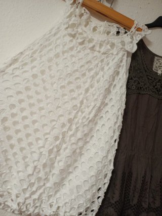 Blusas blancas y marrones