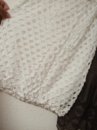 Blusas blancas y marrones