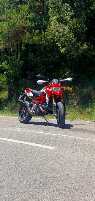 Ducati Hypermotard 950 SP Roja y Blanca