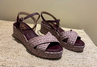 Sandalias cuña esparto moradas y beige