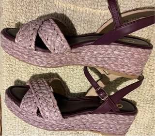 Sandalias cuña esparto moradas y beige