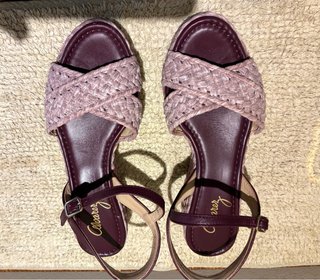 Sandalias cuña esparto moradas y beige