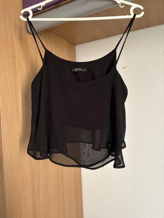Top Bershka negro tirantes volantes transparentes