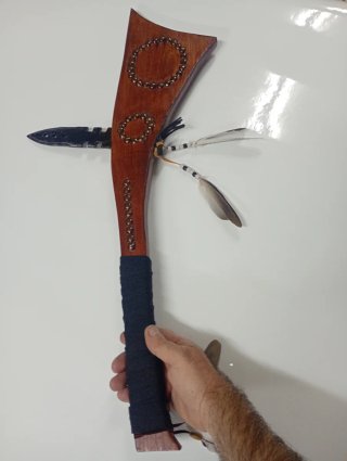 Hacha decorativa con plumas y abalorios