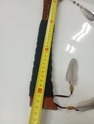 Hacha decorativa con plumas y abalorios