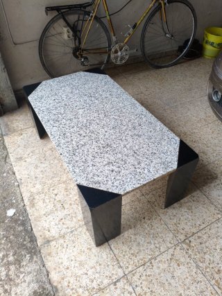 Mesa de centro granito y patas negras