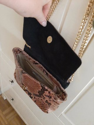 Bolso de piel con cadena dorada