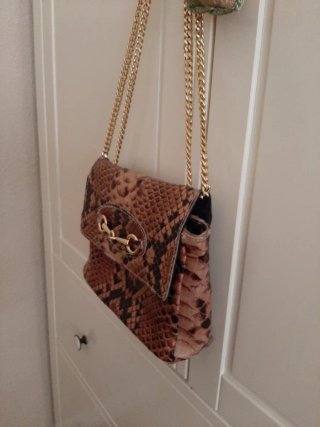 Bolso de piel con cadena dorada