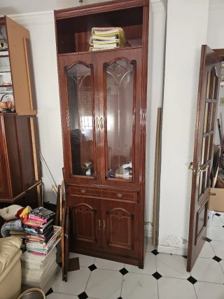 Mueble de madera con puertas de cristal