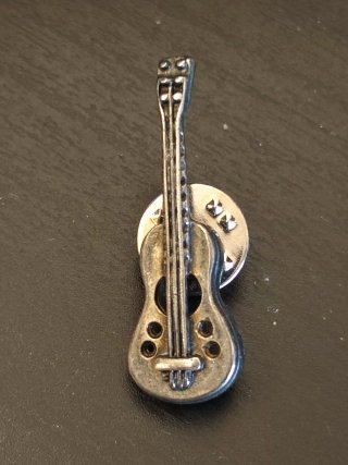 Pin de guitarra plateado
