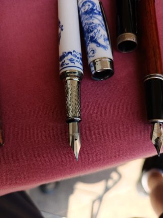 Lote 2 penne stilografiche (drago e legno)