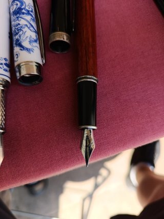 Lote 2 penne stilografiche (drago e legno)