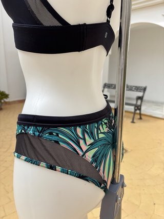 Bikini Olaian Negro y Estampado Tropical