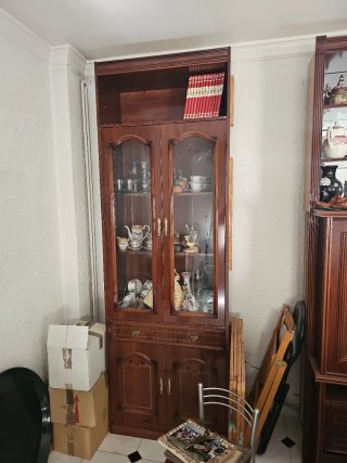 Mueble de madera con vitrina