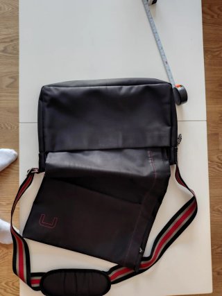 Bolso PC bandolera Adolfo Domínguez negro y rojo