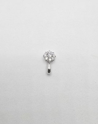 Colgante de oro blanco de 18k. Peso: 1.25 gr.
