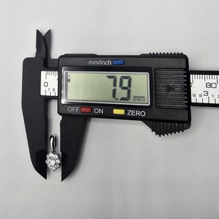 Colgante de oro blanco de 18k. Peso: 1.25 gr.