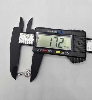 Colgante de oro blanco de 18k. Peso: 1.25 gr.