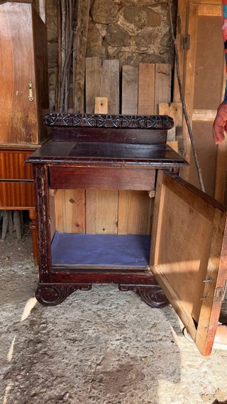 Mesita antigua madera maciza tallada