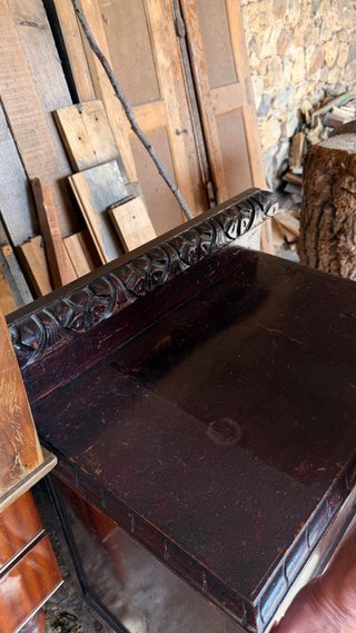 Mesita antigua madera maciza tallada