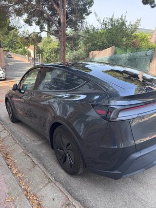 Tesla Model Y 2025