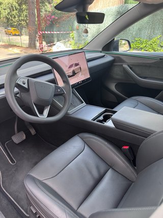 Tesla Model Y 2025