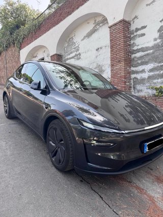 Tesla Model Y 2025