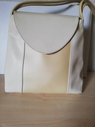 Bolso de hombro crema con detalle texturizado