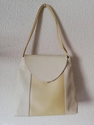 Bolso de hombro crema con detalle texturizado