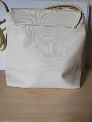 Bolso de hombro crema con detalle texturizado