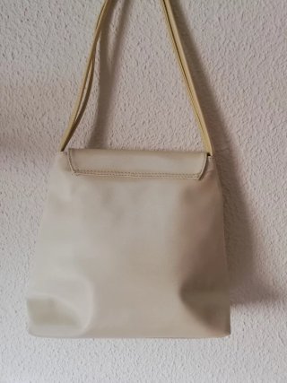 Bolso de hombro crema con detalle texturizado