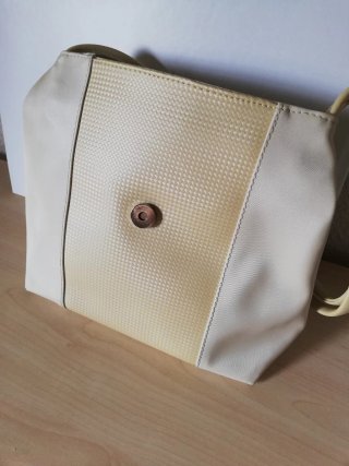 Bolso de hombro crema con detalle texturizado