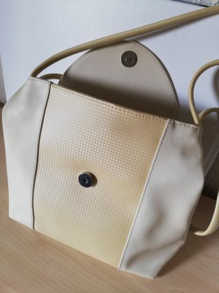 Bolso de hombro crema con detalle texturizado