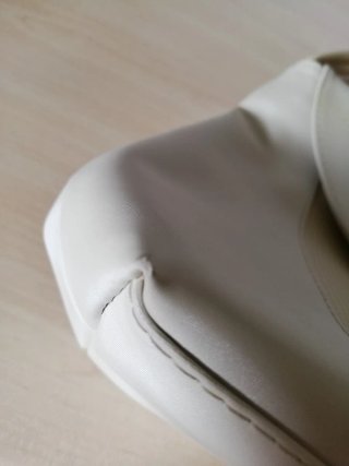 Bolso de hombro crema con detalle texturizado