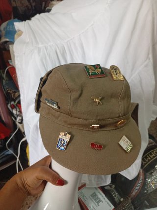 Gorro de invierno marrón y verde