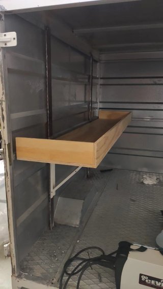 Remolque con puerta de seguridad