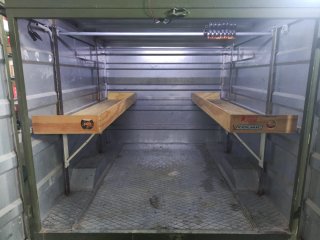 Remolque con puerta de seguridad